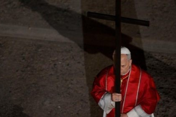 Đức Lêô XIV vác Thánh giá tại Đấu trường Colosseum ở Rôma