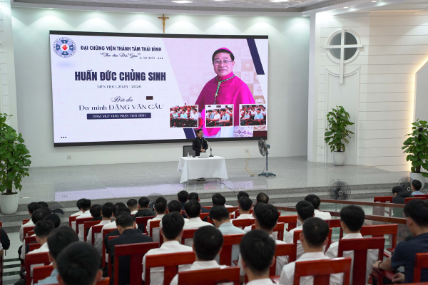 Đức cha Đa Minh gặp gỡ và huấn đức chủng sinh Đại Chủng viện Thánh Tâm Thái Bình