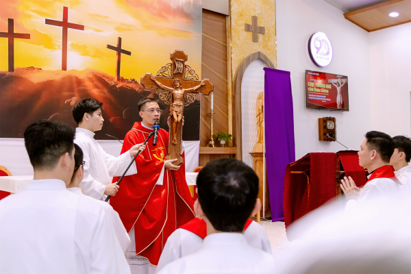 Cộng đoàn Đồng hương Giáo phận Thái Bình – Miền Nam cử hành các nghi thức thứ Sáu Tuần Thánh