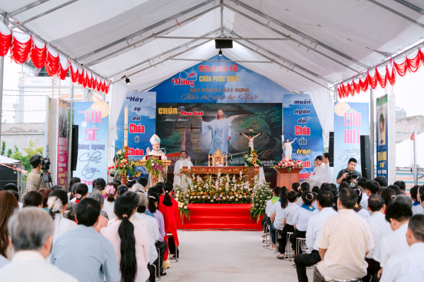 Giáo họ Ngói: Hân hoan ngày mừng Lễ Phục Sinh và Nghi thức đặt viên đá góc xây dựng ngôi nhà thờ mới