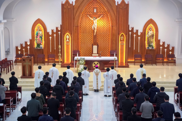 Đức cha Đaminh huấn đức và dâng lễ tại Đại Chủng viện Thánh Tâm Thái Bình