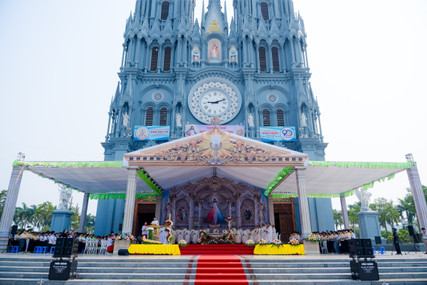 Đền Thánh Bác Trạch: Những vết thương được chữa lành bằng Ánh sáng Phục Sinh