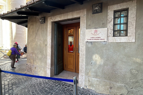 Phòng khám bệnh miễn phí của Vatican - nơi khuôn mặt người nghèo chính là khuôn mặt Chúa Kitô
