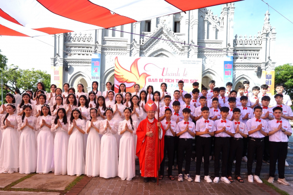 Thánh lễ ban Bí tích Thêm sức cho 70 em tại Nhà thờ Giáo xứ Nam Lỗ