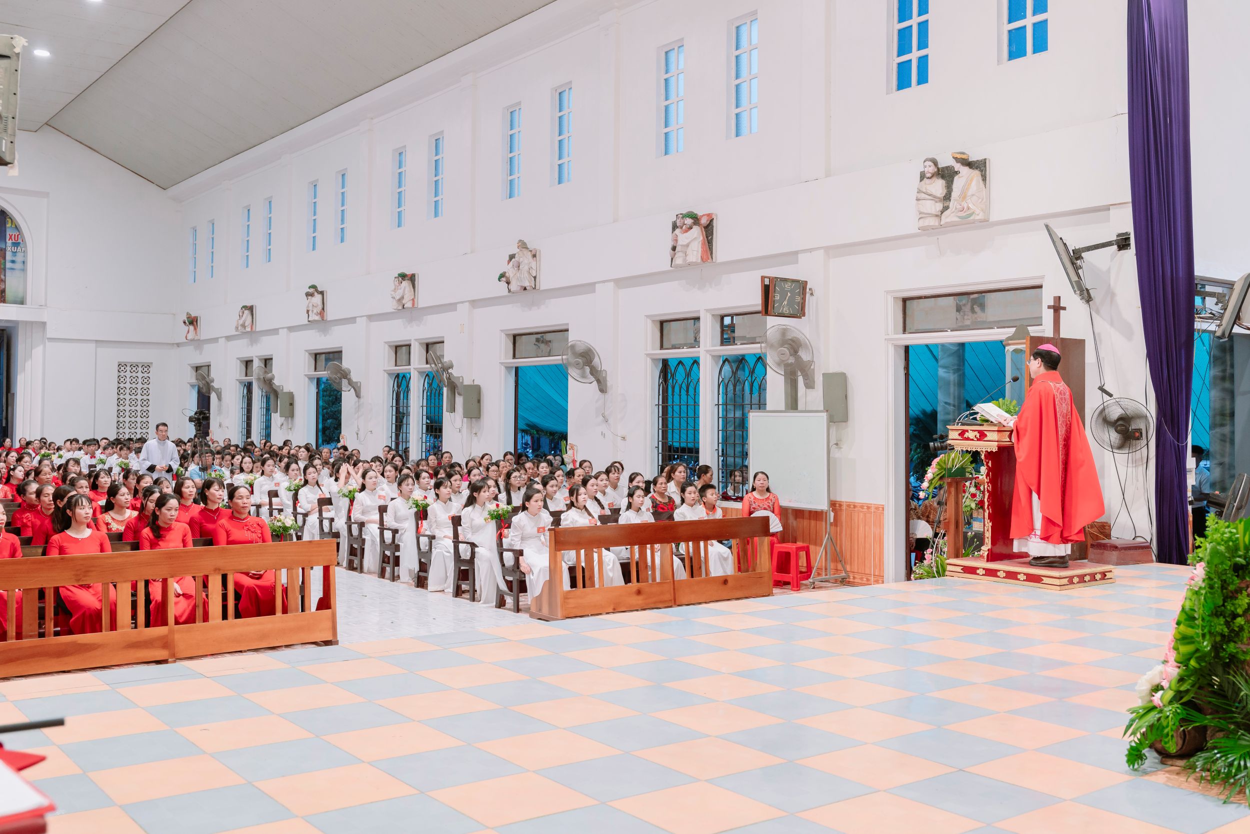 Thánh lễ ban Bí tích Thêm Sức tại Giáo xứ Nghĩa Chính