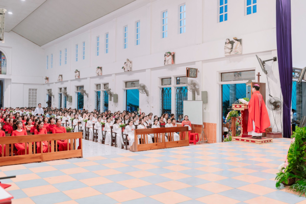 Thánh lễ ban Bí tích Thêm Sức tại Giáo xứ Nghĩa Chính