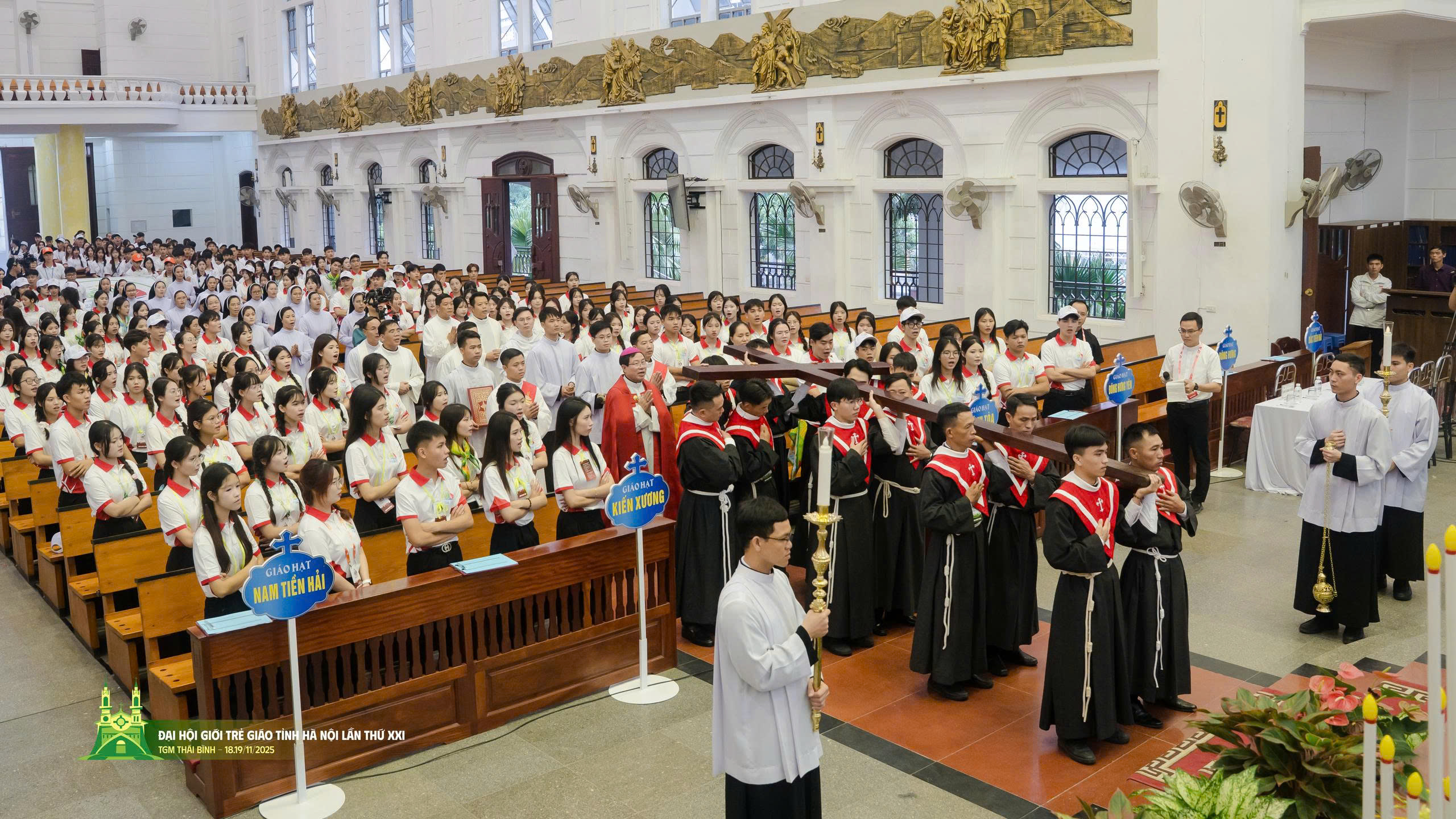 Đón tiếp các tham dự viên và cung nghinh Thánh Giá từ dòng nữ Đa Minh Thái Bình về Nhà thờ Chính Toà Thái Bình