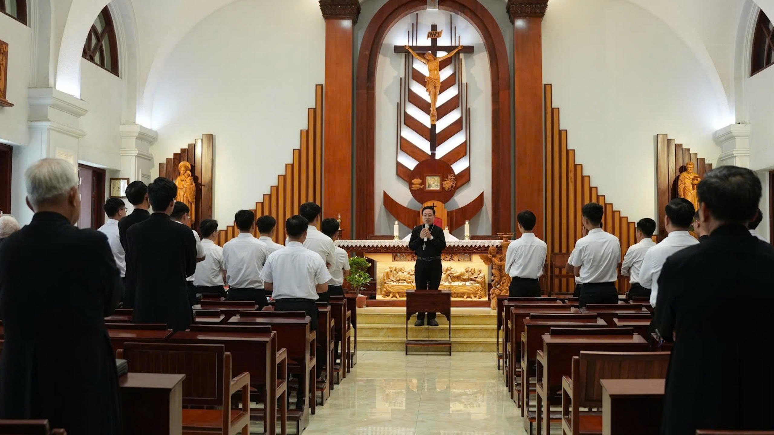 Đức Cha Đa Minh Đặng Văn Cầu bước vào hành trình tham dự 