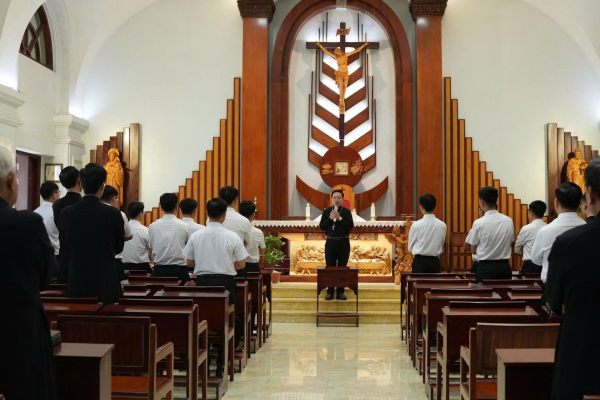 Đức Cha Đa Minh Đặng Văn Cầu bước vào hành trình tham dự 