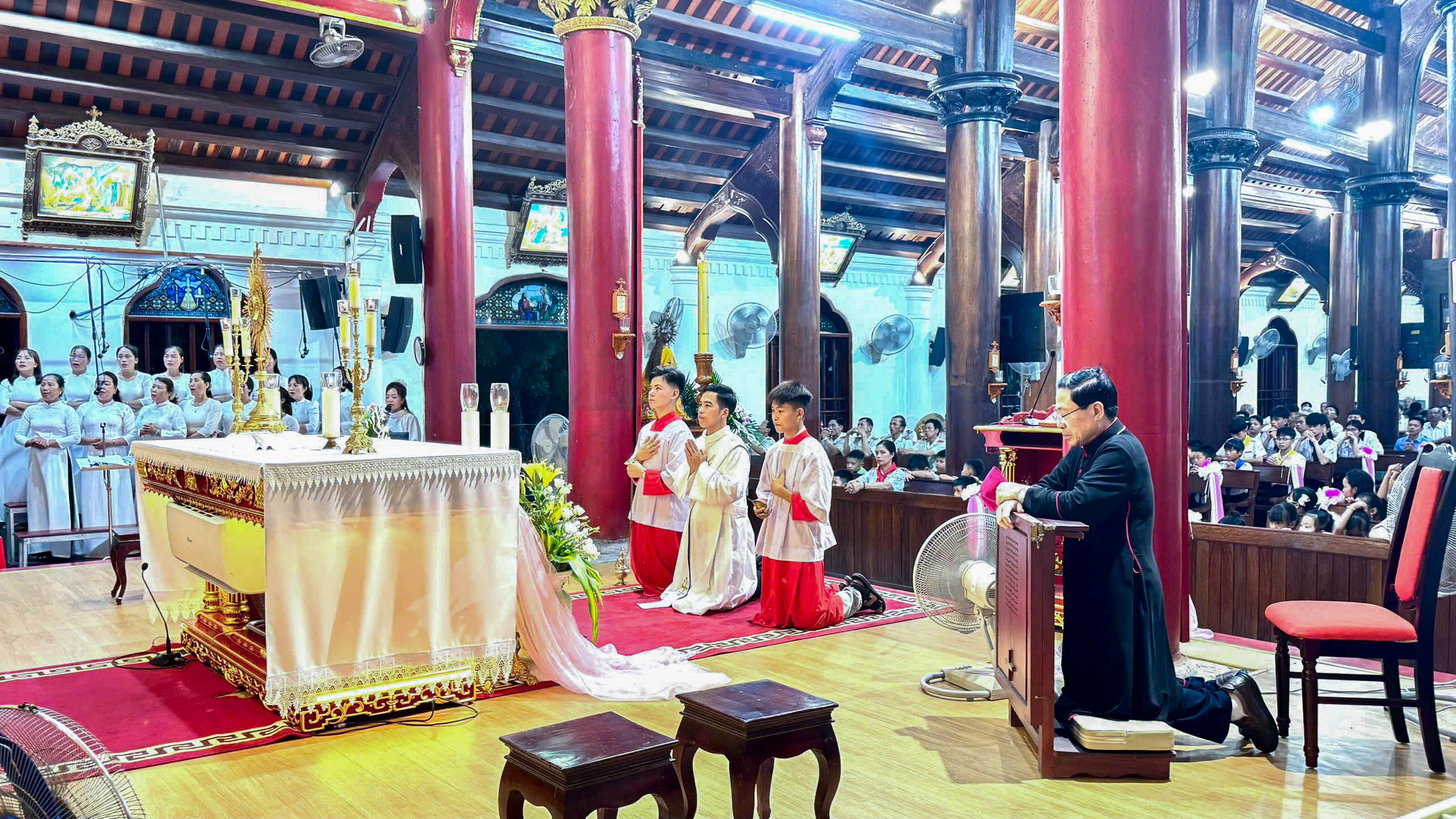 Giáo xứ Nam Lỗ: Đức cha Đa Minh thăm mục vụ và dâng Thánh lễ dịp Tuần Chầu lượt Giáo xứ