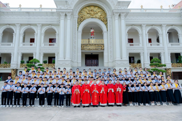 95 em lãnh nhận Bí tích Thêm Sức tại Đền Thánh Cao Mại
