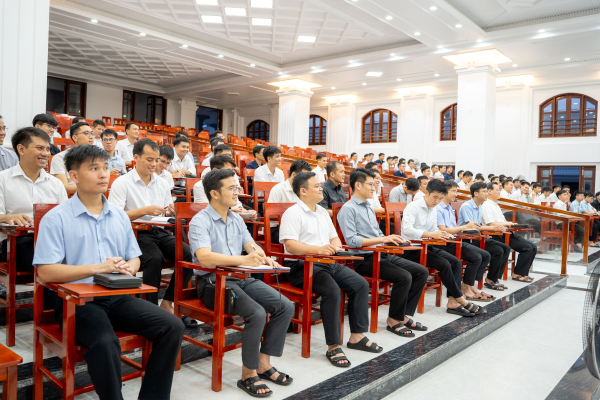 Đức cha Đa Minh Đặng Văn Cầu huấn đức chủng sinh Đại Chủng viện Thánh Tâm Thái Bình