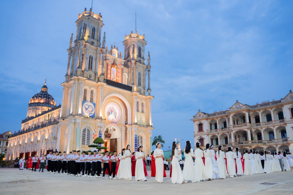 Giáo xứ Hoàng Xá: Ngày hồng ân của 89 em thiếu nhi lãnh nhận Bí tích Thêm Sức và Bí tích Thánh Thể lần đầu