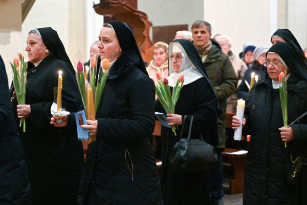 Đời sống thánh hiến: Ngọn nến sáng tiêu hao cho một Tình yêu lớn!